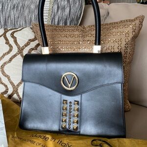 Mario Valentino Leather handbag. Comes with crossbody strap - Excellent